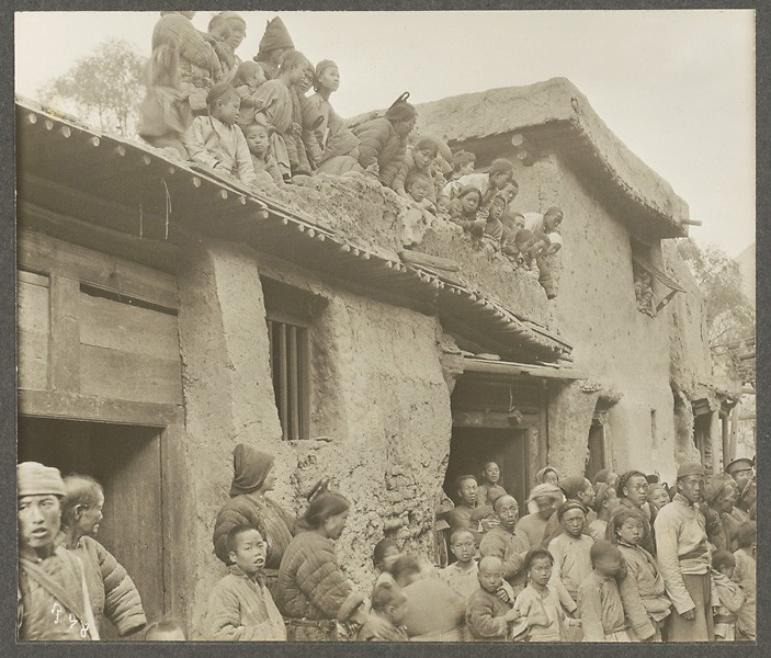 【洛克拍摄】甘肃,村民来听留声机Gansu (Ch'ing-shui). Natives listening to a phonograph. (1925-04-11)