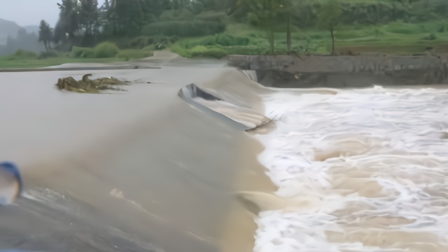 安徽多地暴雨山洪暴发，洪水穿村过村民家门口能划船