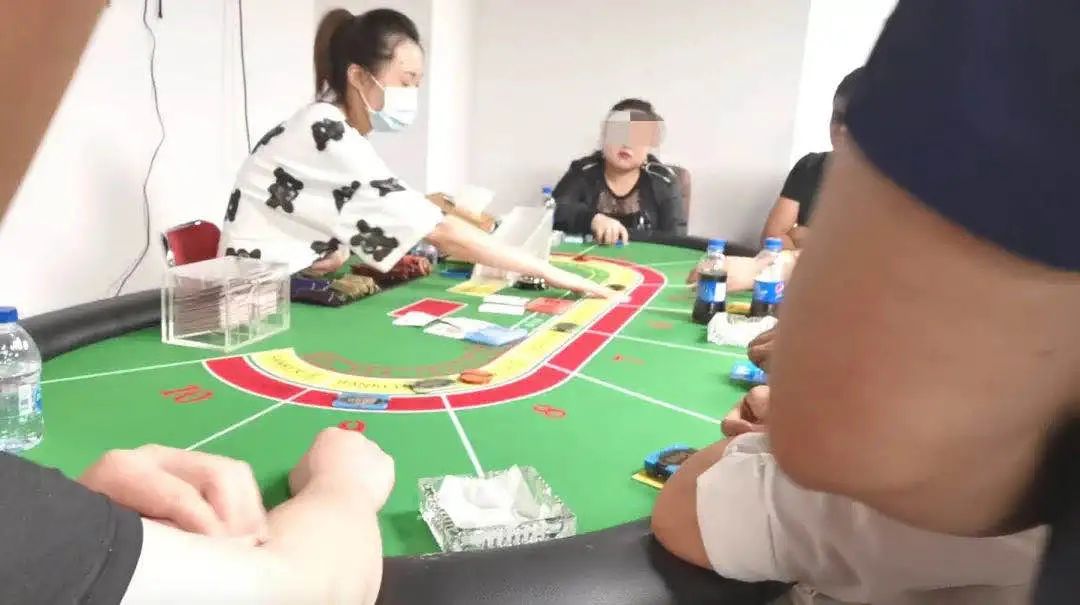 昆山花桥区的地下赌场内,10余名赌客围在一张赌桌前新京报记者 摄