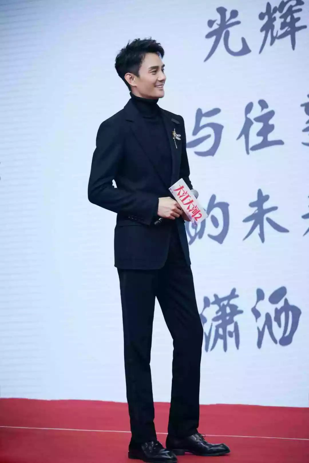 王凯登央视舞台182身高穿双排扣西装一身正气男神魅力挡不住