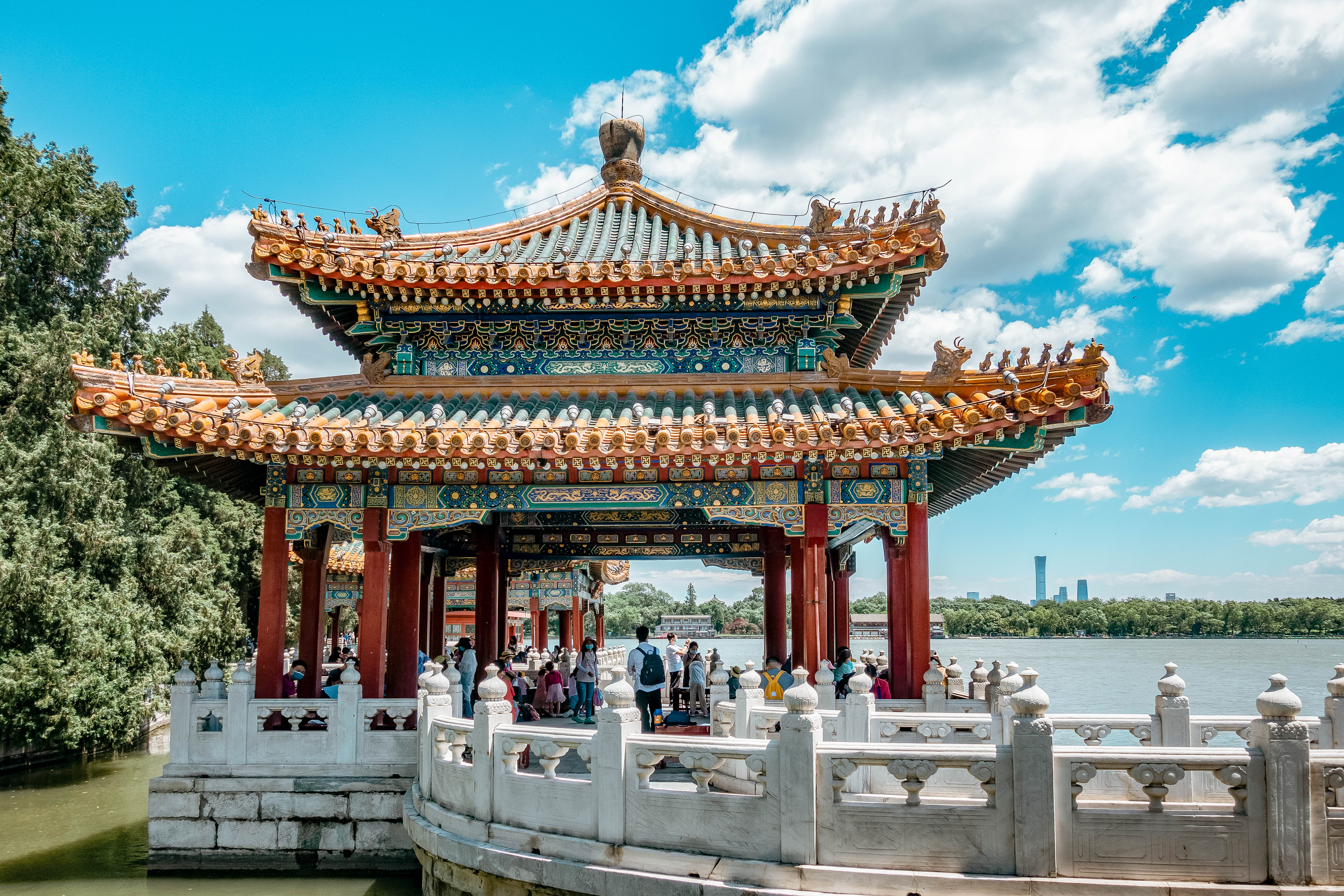 雨后北京天朗气清,在这座皇家园林看白塔景山中国尊同框!__凤凰网
