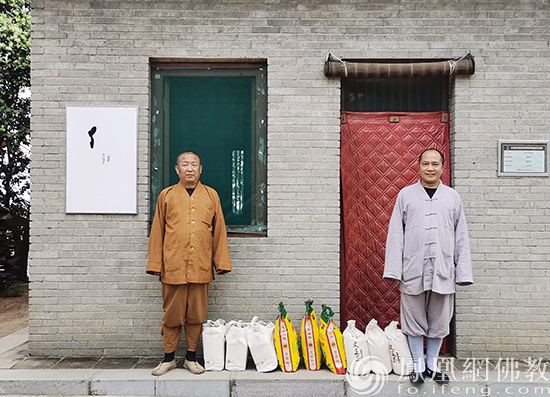 慧海公益端午爱心大礼包送抵樊川八大寺观音寺(图片来源:凤凰网佛教)