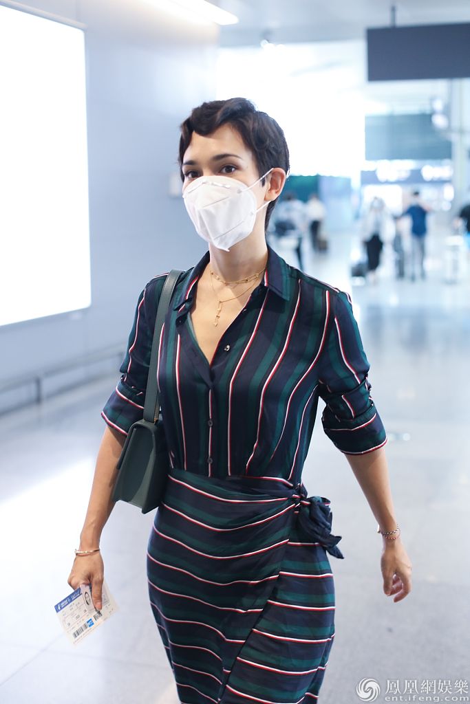复古时髦精卢靖姗短发造型美回民国女子穿竖条衬衫气质满分