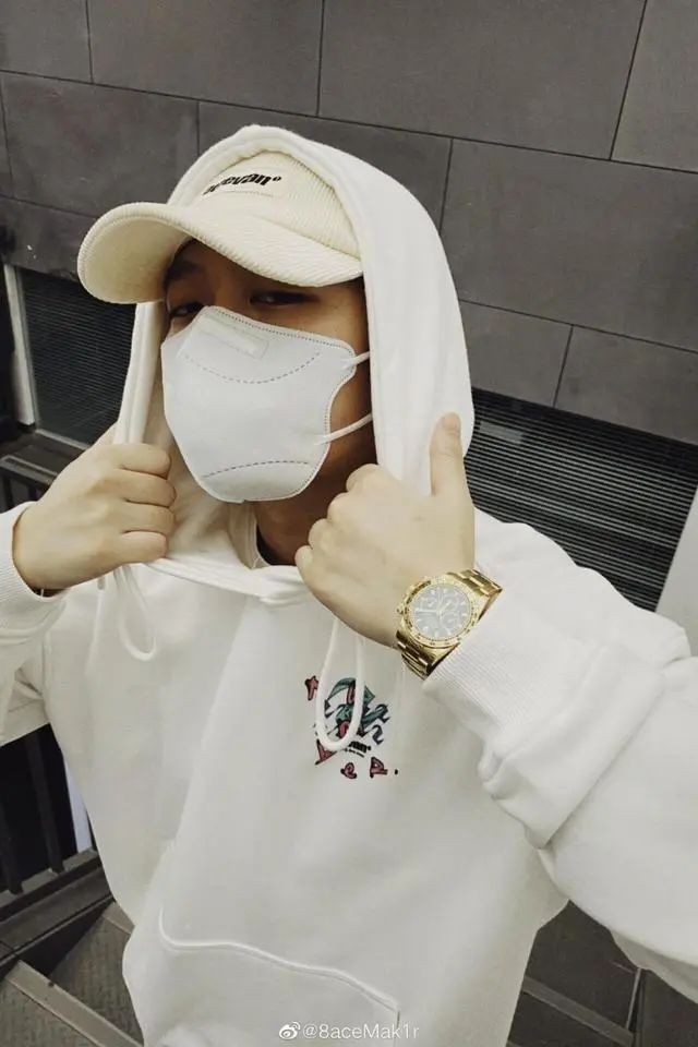 26岁说唱歌手近照太沧桑,与李小璐绯闻后罕见自拍,奢华作风未变