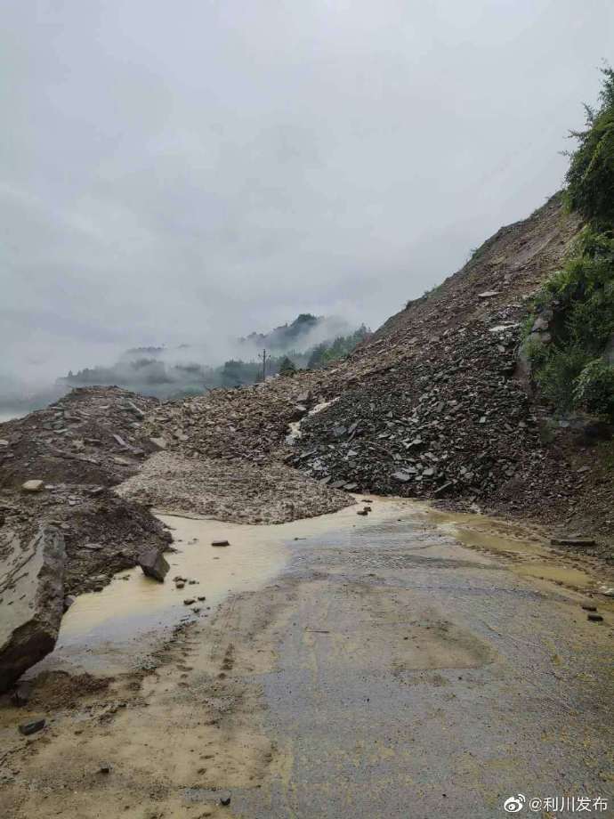 湖北利川大岩山体滑坡:交通已中断 无绕行线路