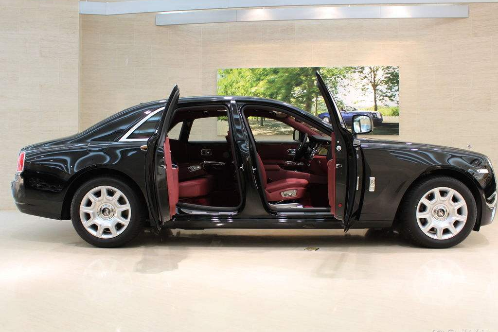 英国的另一顶级豪车品牌——劳斯莱斯,有着更优雅的车门开启方式,那就