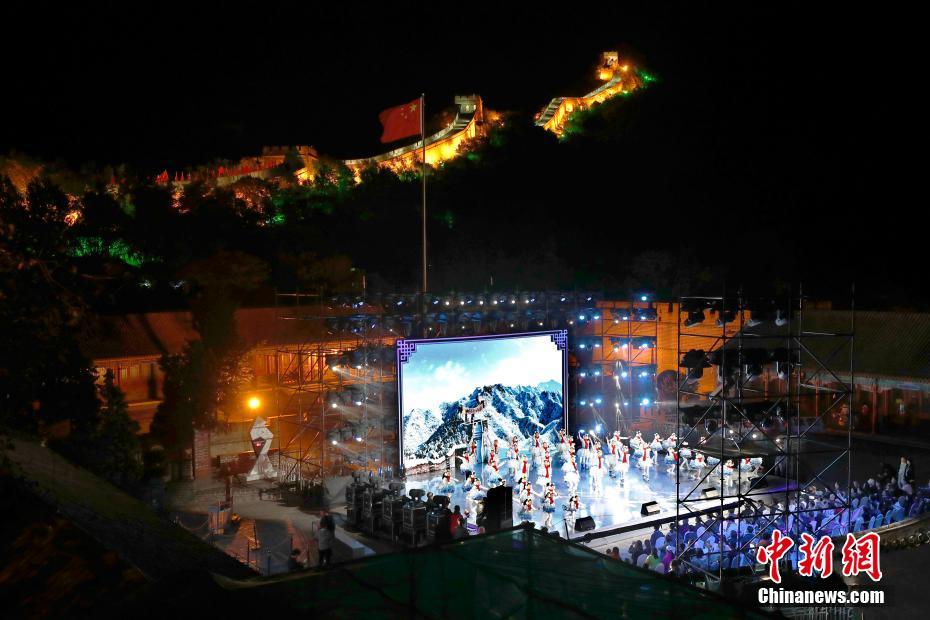 9月20日,北京冬奥会倒计时500天长城文化活动在八达岭长城举办。9月22日是北京冬奥会倒计时500天,这意味着筹办工作全面进入测试就绪阶段,所有竞赛场馆将于今年内完工,符合测试要求,各项计划完善定型,将进入实战演练的关键时期。 中新社记者 富田 摄