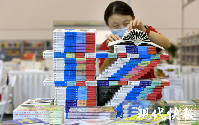 工作人员在摆放造型安徽展区内,一走进去,就可以看到用书籍凹出滥的