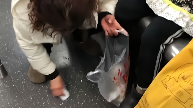 孙女地铁呕吐，奶奶擦净地面带走纸