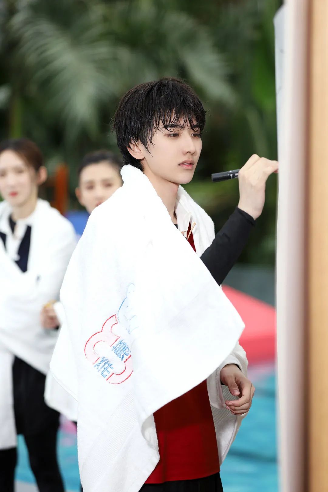 抓住一名迪士尼在逃白马王子 —— 蔡徐坤