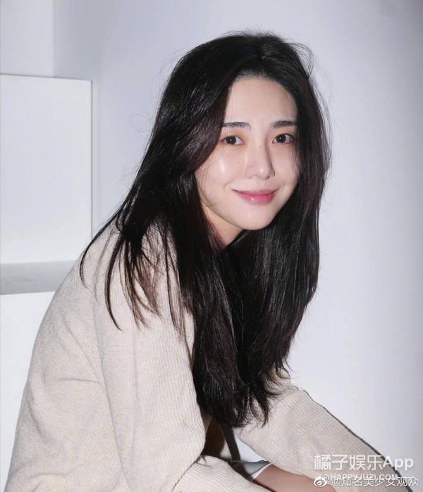 这次事件的主人公权珉娥就是队内的成员之一, 出道