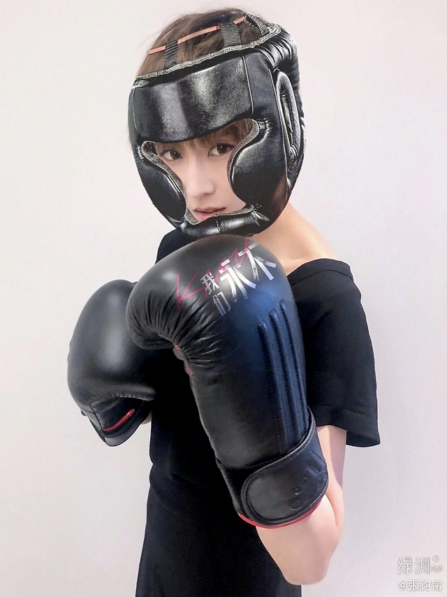 张钧甯晒拳击造型照片,短发女拳王酷飒气场全开