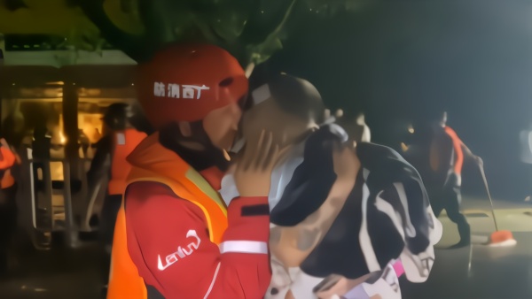 融水洪涝，高烧小男孩亲吻抗洪消防员表达感谢