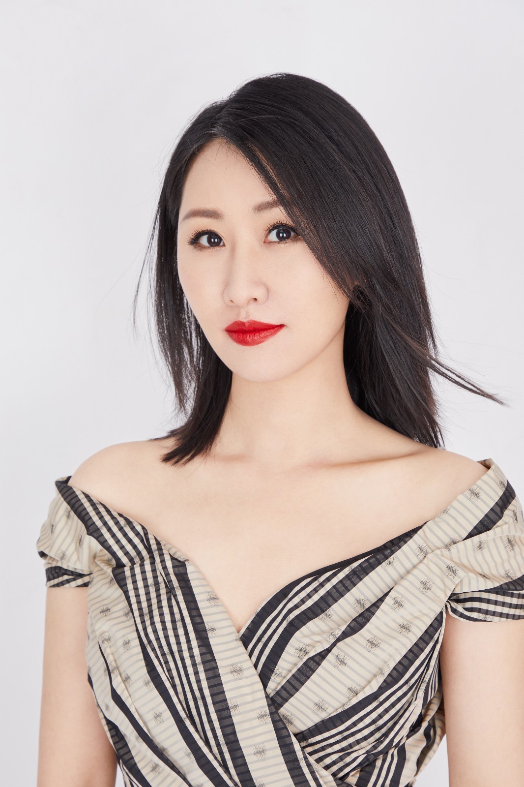 时尚博主黎贝卡首次直播,畅谈女性力量引共鸣!