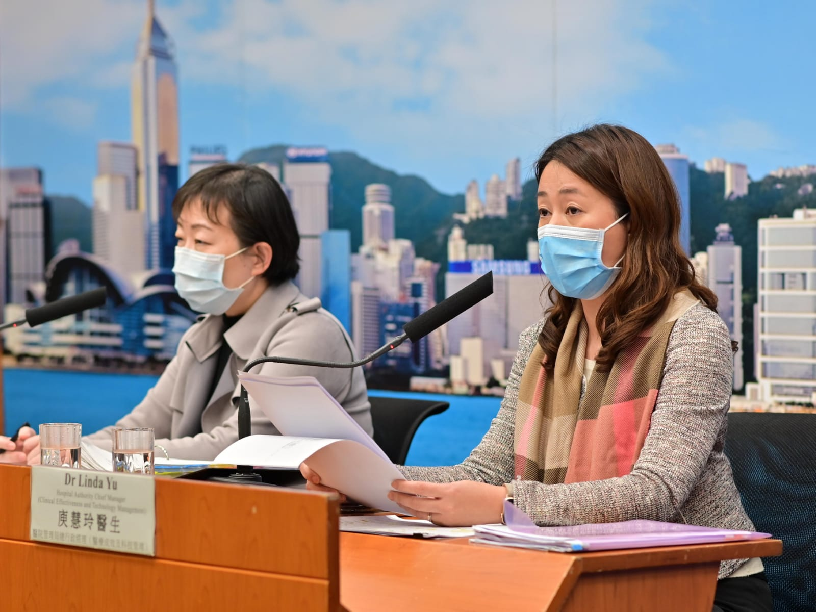 管理)庾慧玲在简报会上表示,截至目前,香港有100人确诊感染新冠肺炎,1