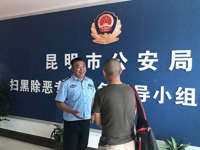 昆明市公安局扫黑办门口，图为蒋彪和同事。澎湃新闻记者 王万春 图