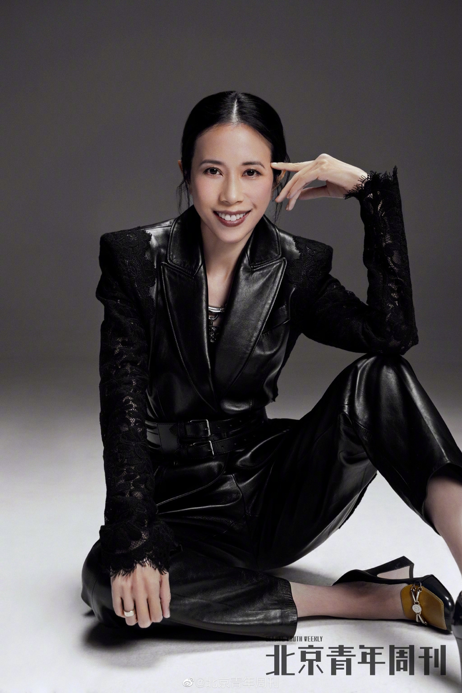 莫文蔚穿黑色皮衣拍写真魅力十足 衣袖蕾丝设计时尚__凤凰网