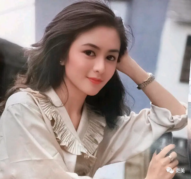 少女时期关之琳便美得惊人,柳眉凤目,樱桃小嘴,鼻梁挺直