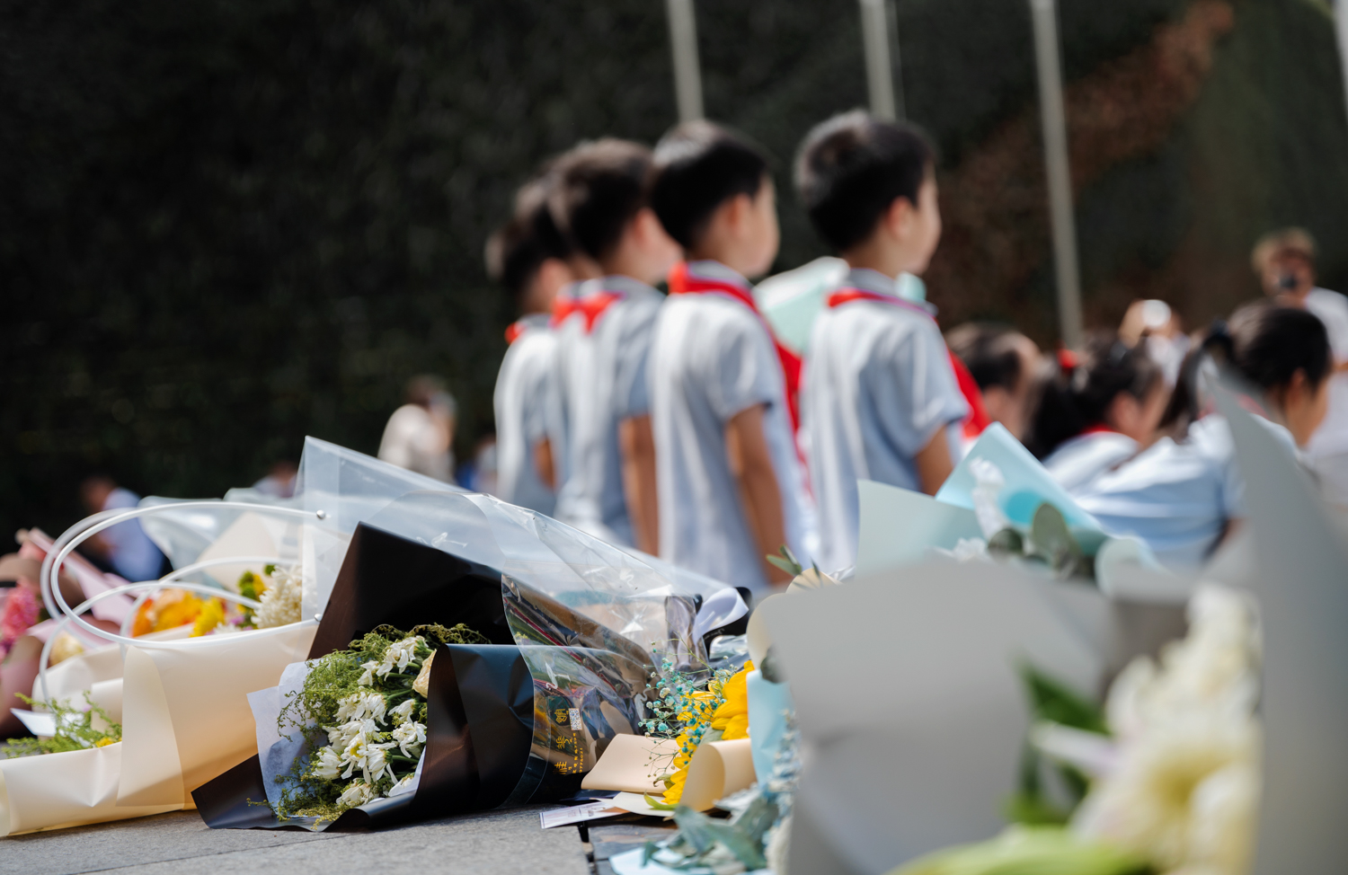 上海四行仓库晋元纪念广场，台上摆满了民众自发献上的花。