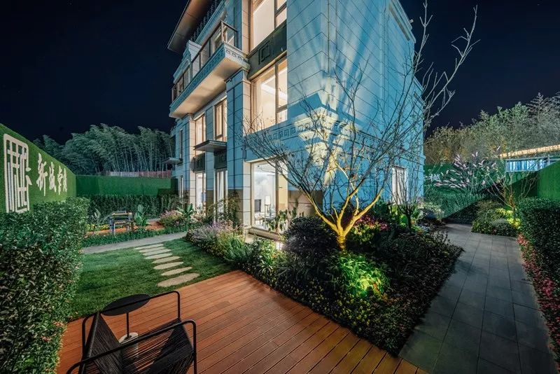 就拿新城棠樾建面约117㎡排屋来说,建面与一般高层相近,但却拥有 南北