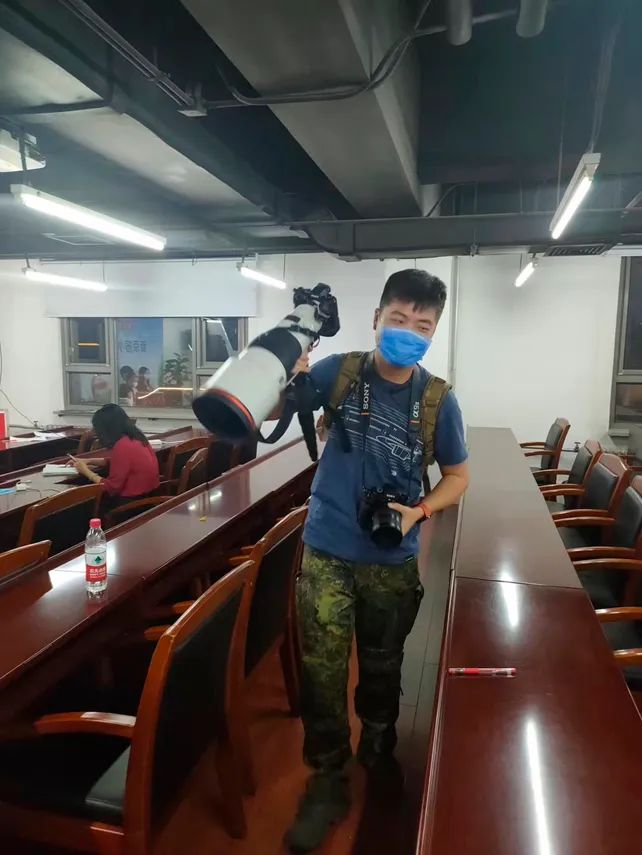 陶冉在直播结束时临时接到通知赴采访现场.