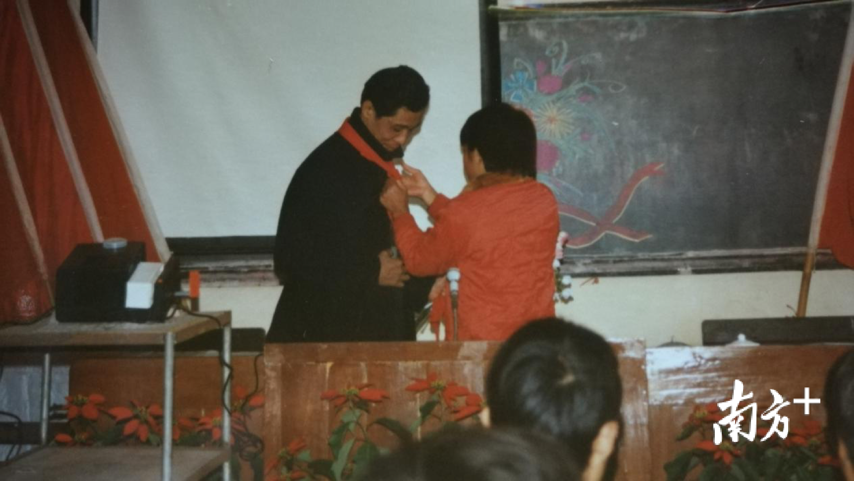 钟南山到母校为自己的塑像揭幕,勉励学子学医