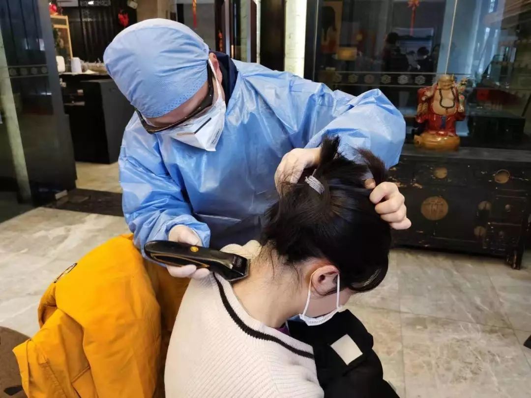 武汉医院里的理发师们:让每位医护人员都漂漂亮亮地回家