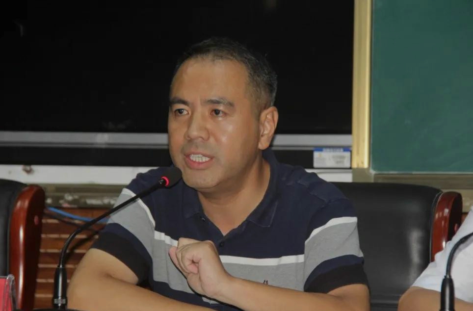 该校党总支书记韩道平,校长李玉柱等学校领导班子成员及高二高三全体