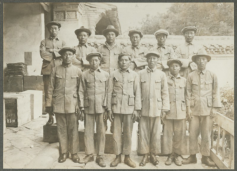 【洛克拍摄】洛克的12个纳西助手Gansu (Cho-ni). Arnold Arboretum Expedition - the twelve Naxi assistants. (ca. 1924-1927)