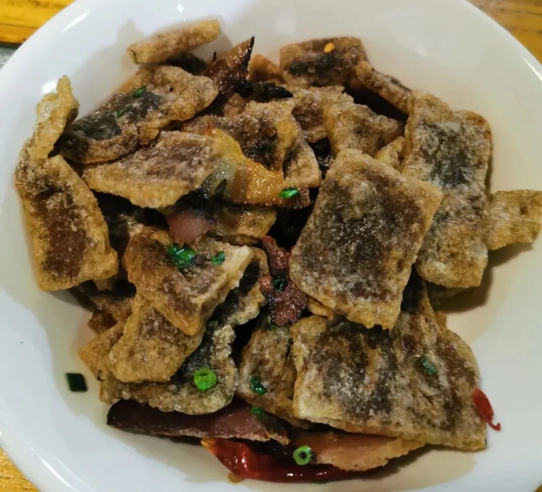 这么炒出来的蕨粑不软,是  脆脆 的,咀嚼时还有些微野菜的香气 ,很