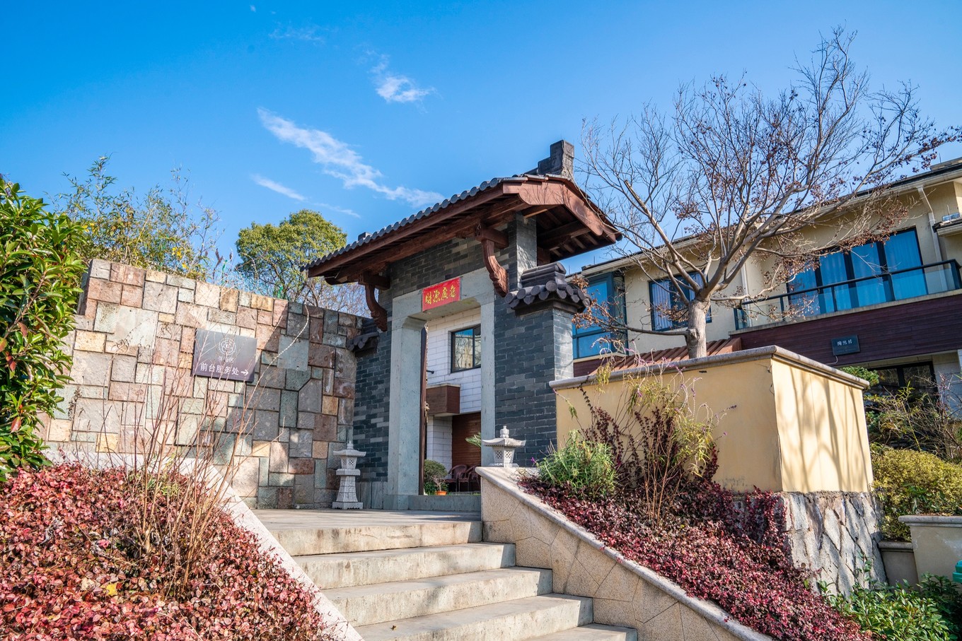 新安江畔的精品民宿古风雅致别墅群房间内可观日落美景