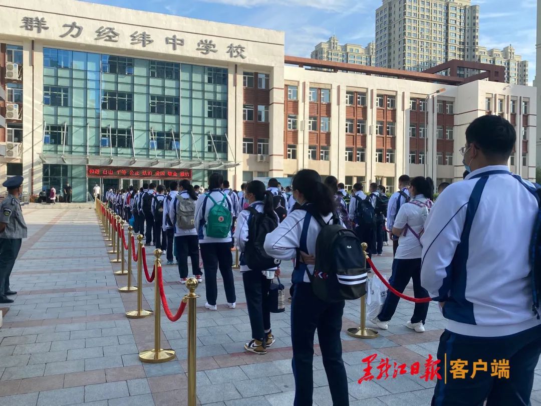 群力经纬中学:早7时,群力经纬中学校错时入校的首批学生已经到达校