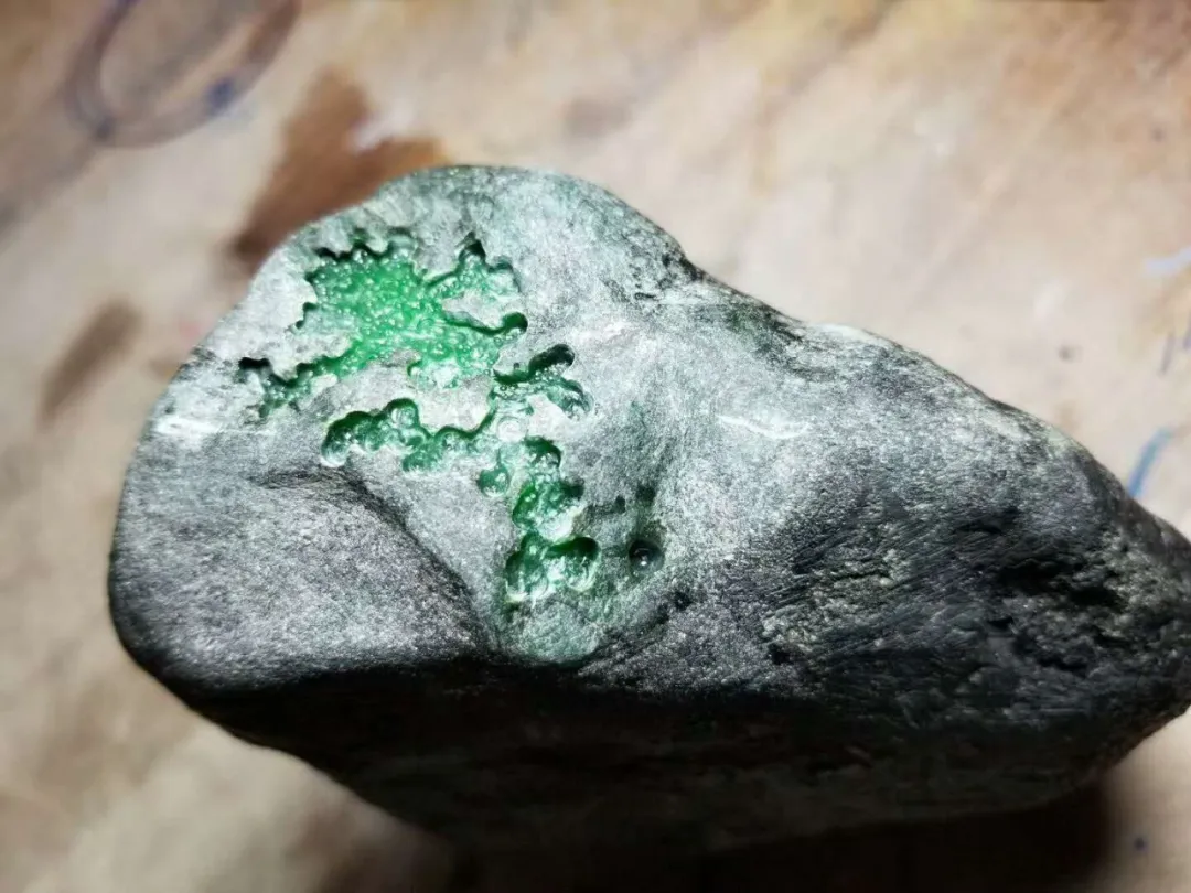 切开裂的惨不忍睹的一块莫湾基色料,最后竟奇迹的取出满色手镯!