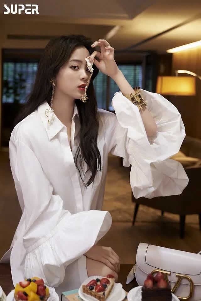 欧阳娜娜写真演绎居家风穿长裙侧躺沙发慵懒性感造型绝美