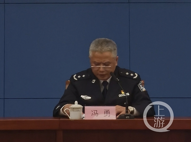 发布会上,市公安局副局长冯勇就重庆公安机关完善校园周边治安防控