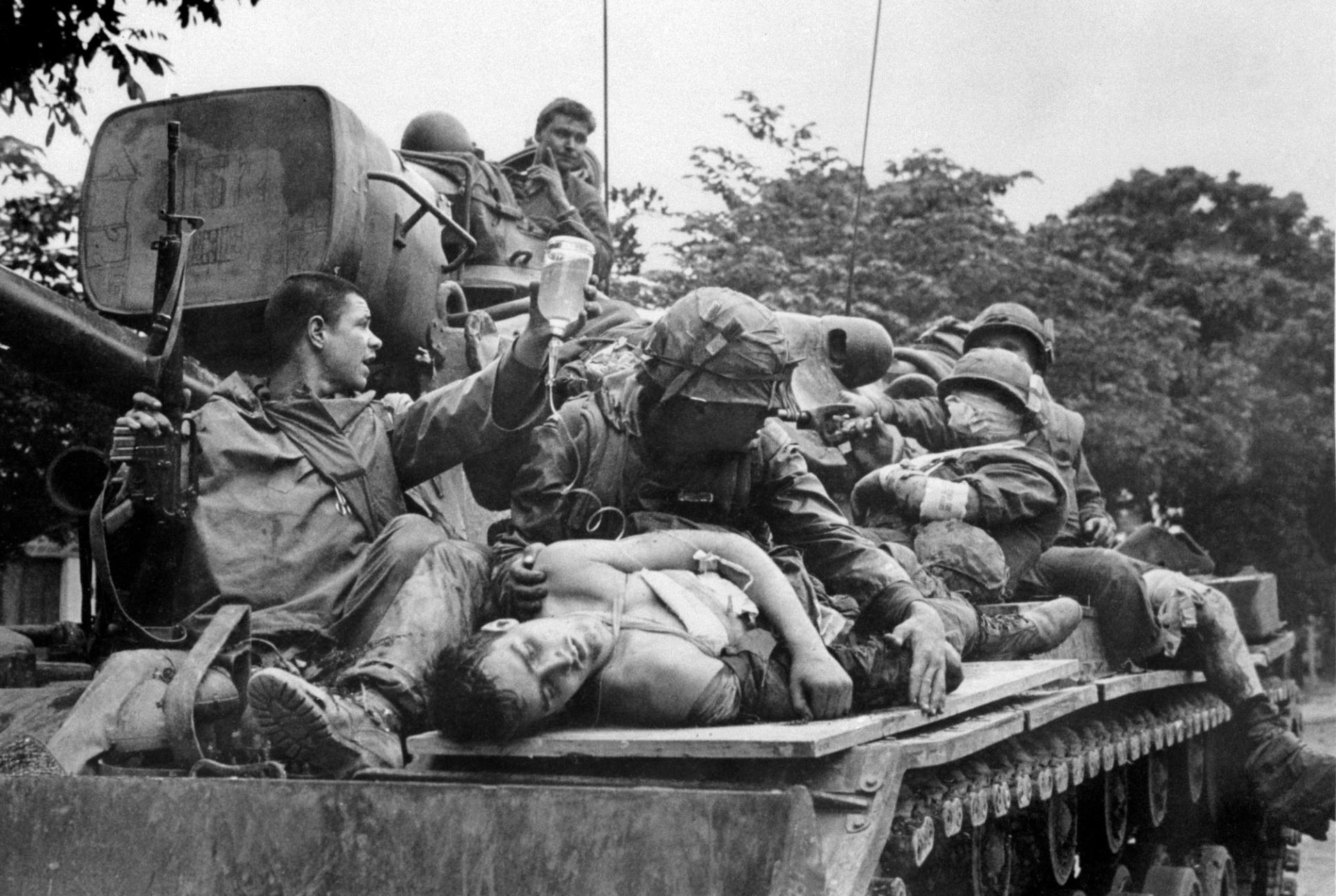 二战后的日本，美国大兵与日本美女出双入对|大兵|日本美女|妇女_新浪新闻