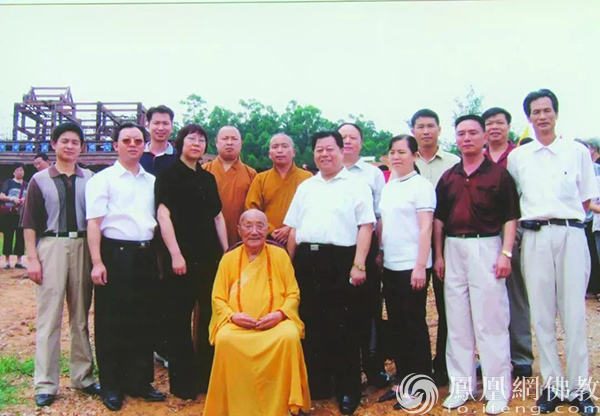2003年,本焕老和尚与印顺法师,市、区有关领导莅临华严寺实地考察,关心华严寺的建设。(图片来源:凤凰网佛教 摄影:花都华严寺)