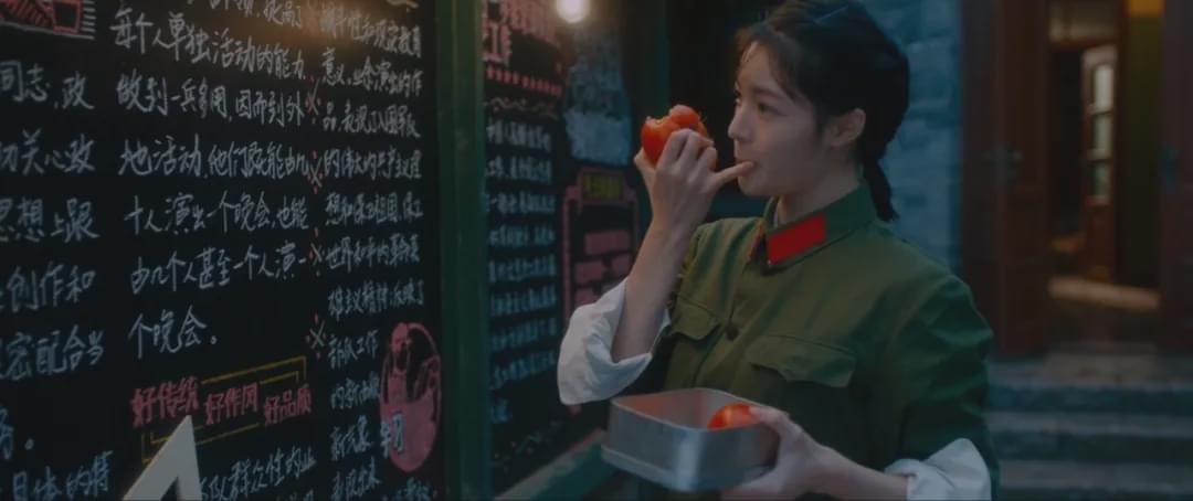钟楚曦在芳华里最有魅力的瞬间,是在黑板报前吃西红柿,这个画面很质朴
