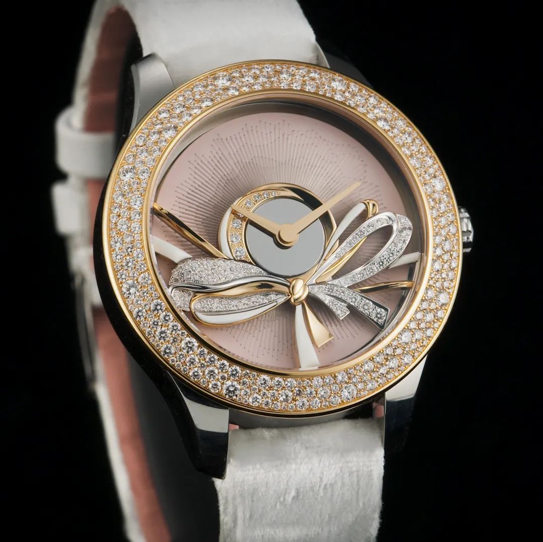 该腕表以高级订制时装为灵感 彰显别出心裁的美学风格