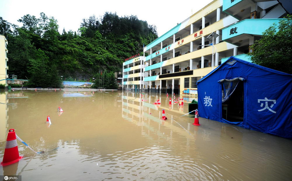 2020年6月13日晨,重庆市酉阳土家族苗族自治县遭受暴雨袭击,道路大量积水导致酉龚路铜鼓地段交通短时中断,农田被淹,农舍渗水。