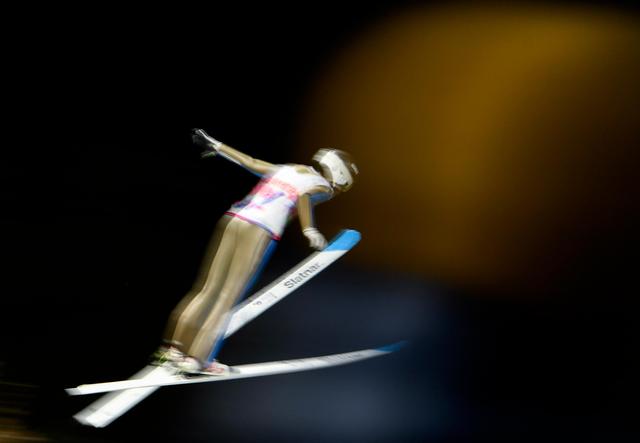 ↑10月2日,跳台滑雪国家集训队选手曾坪在女子个人标准台比赛中,她最终以78分的总成绩获得首日比赛该项目第九名。