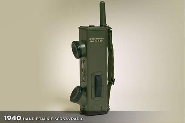 初上战场的陆战一师,利用一种便携式调频无线步话机,呼叫炮火和支援