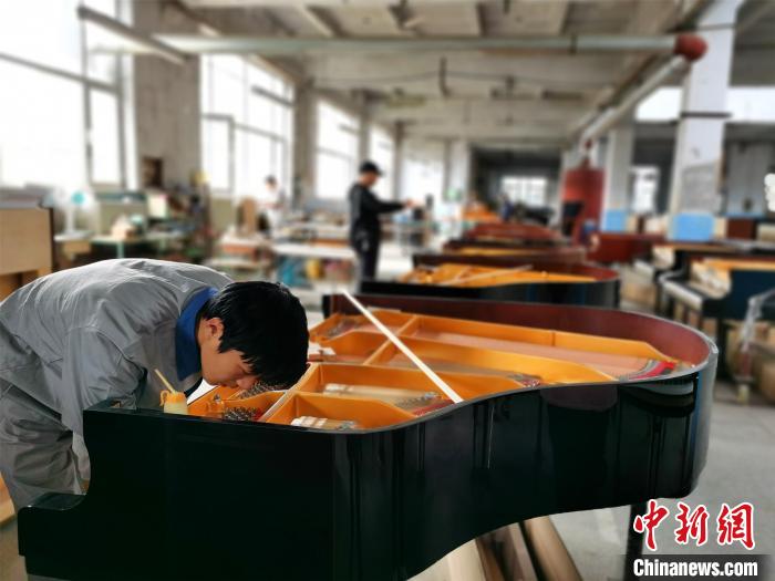 营口东北钢琴有限公司钢琴生产车间。　郑阳摄