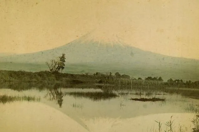 上图_ 百年前的富士山下