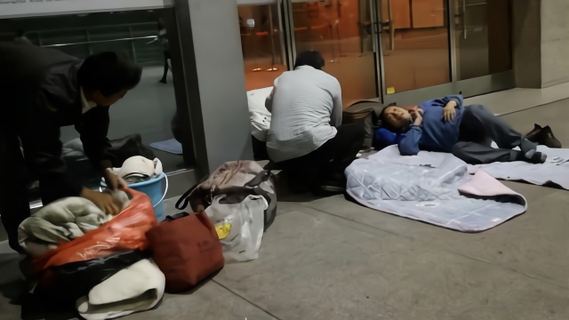 返乡民工车站打地铺不懂网上抢票
