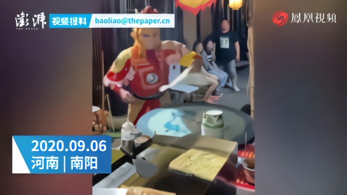 90后小伙扮孙悟空卖飞饼走红：我很少失误
