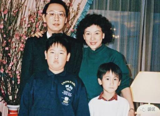 汤珈铖的爸爸是拥有 "浦东开发第一人"之称的 汤君年.