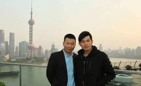 这胡佳佳来头也不小,她是美特斯邦威创始人周成建的女儿,曾经在湖南