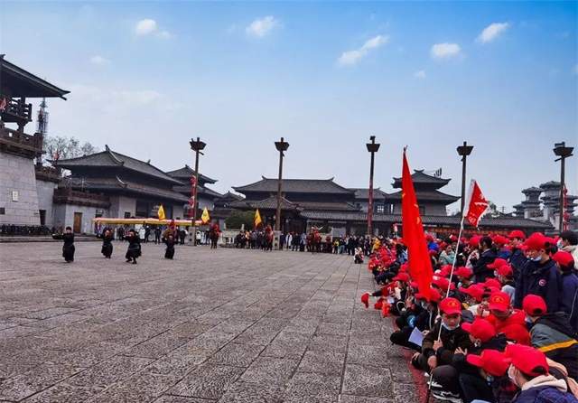 赤壁古戰場開園迎賓,同學們認真觀看錶演,感受擂鼓震天,戰馬嘶吼,十分