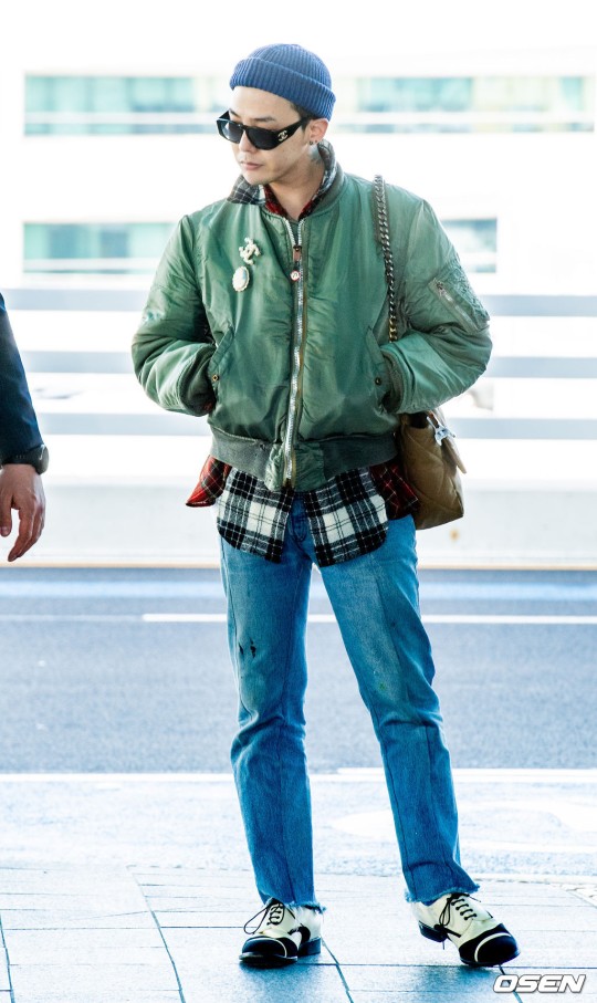 权志龙现身仁川机场 前往法国巴黎参加时装周